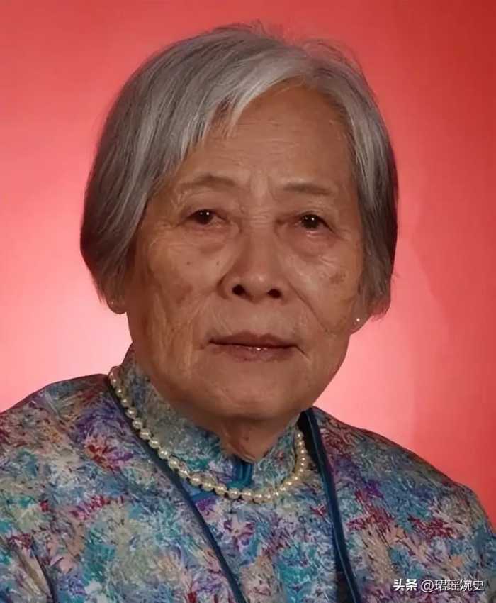 她做了44年清洁工，一生只会写5个字，82岁却被授予荣誉院士