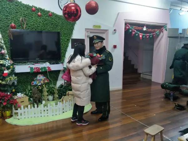 高甜预警！跨年夜，南京路执勤武警警官获女友求婚